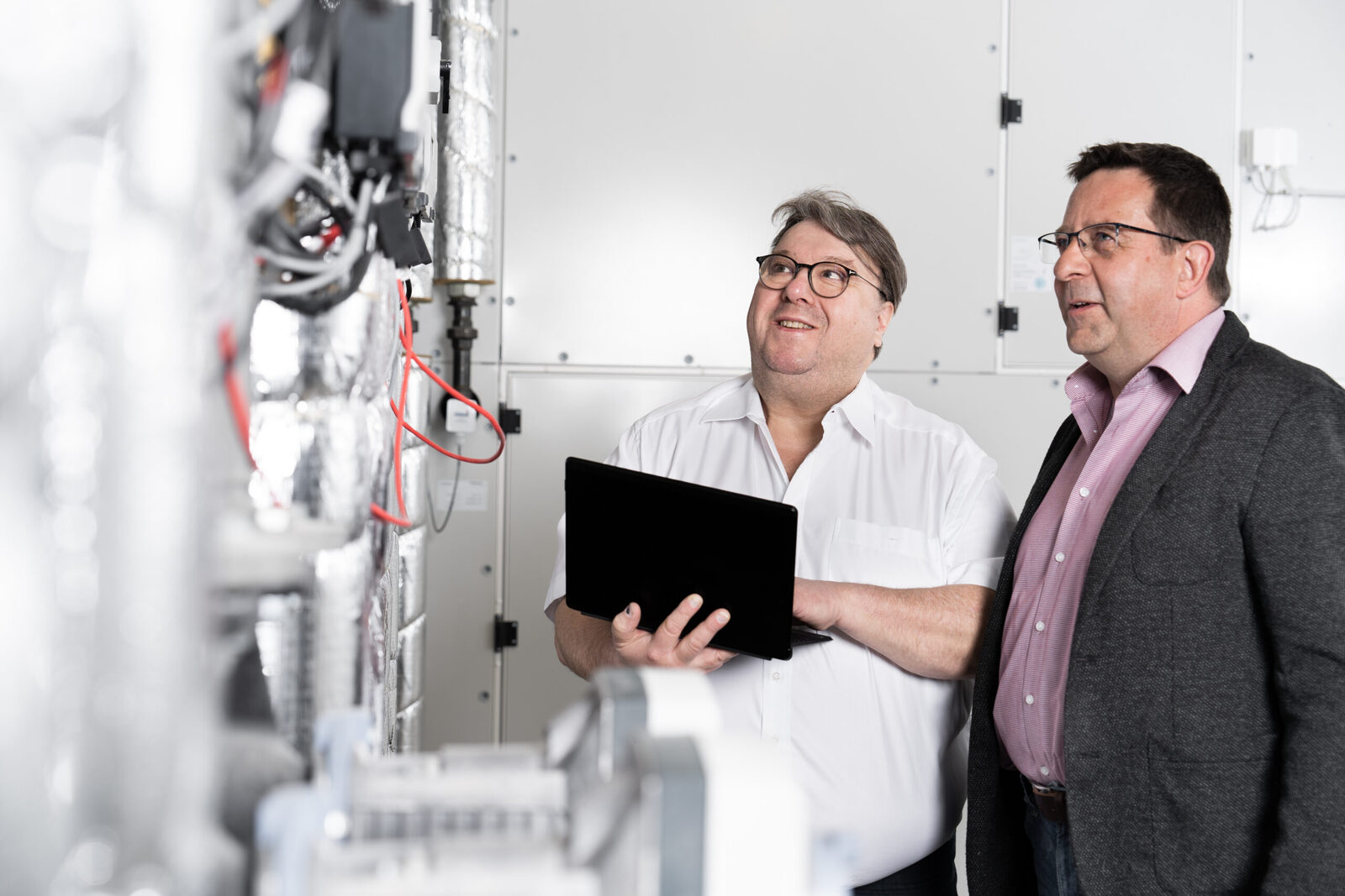 Ingenieure an technischen Plänen
