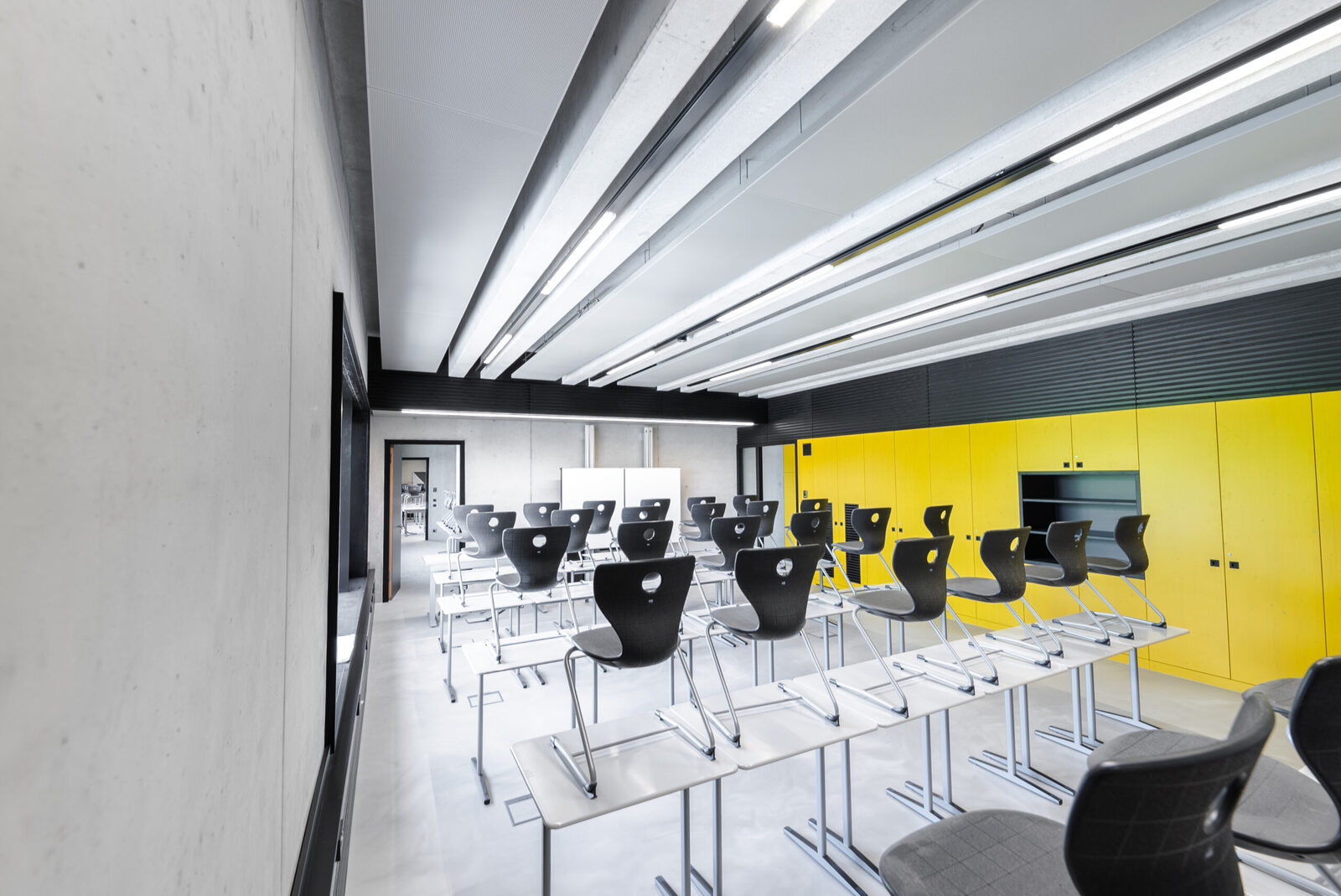 Klassenraum mit moderner Gebäudetechnik